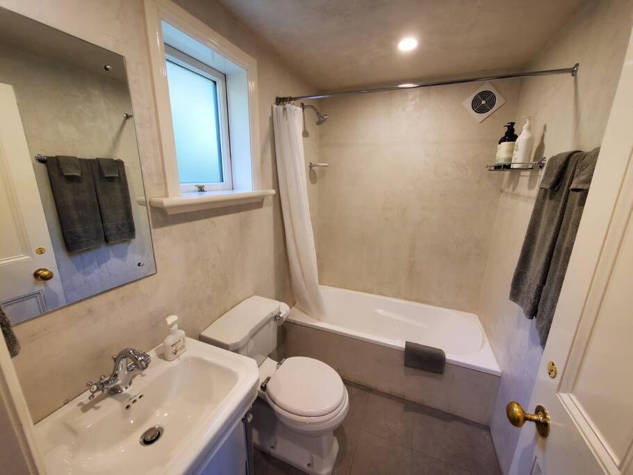 Tiny House In The Sky Hotel Dunedin Exterior photo
