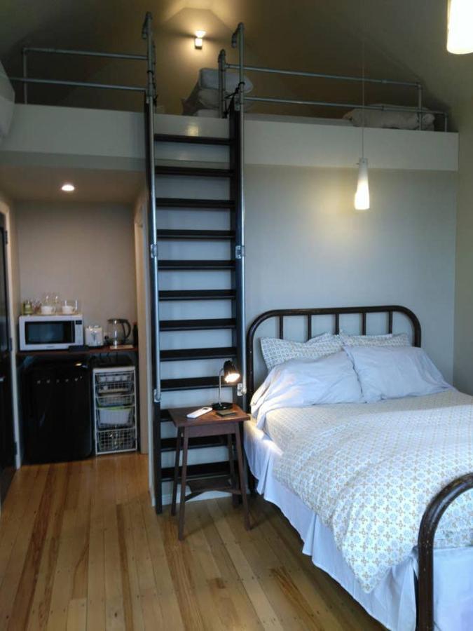 Tiny House In The Sky Hotel Dunedin Exterior photo